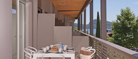 Un balcón con una mesa dispuesta para el desayuno, con vistas panorámicas.