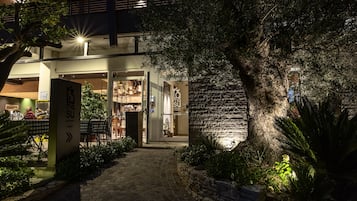 Fachada de la propiedad por la tarde o noche
