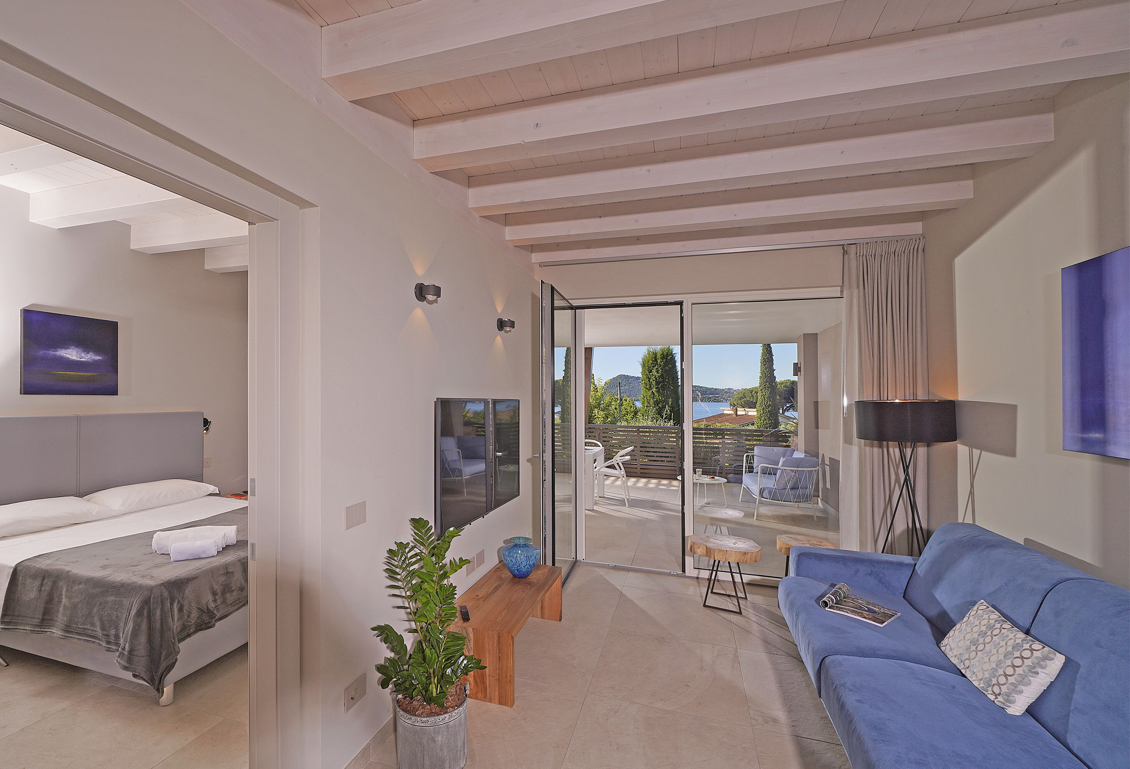 Executive-Apartment, 2 Schlafzimmer, Balkon, Seeblick | Wohnbereich | 50-Zoll-Smart-TV mit Satellitenempfang, Fernseher