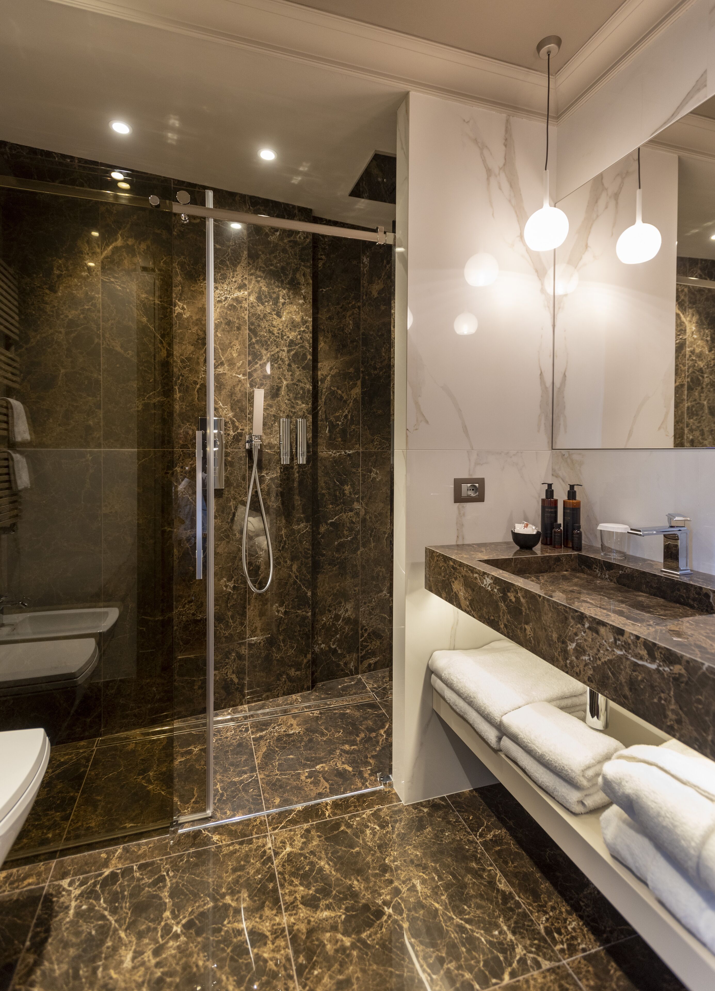 Dusche, Haartrockner, Bademäntel, Hausschuhe