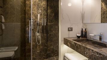 Dusche, Haartrockner, Bademäntel, Hausschuhe