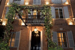 Majoituspaikan julkisivu illalla/yöllä