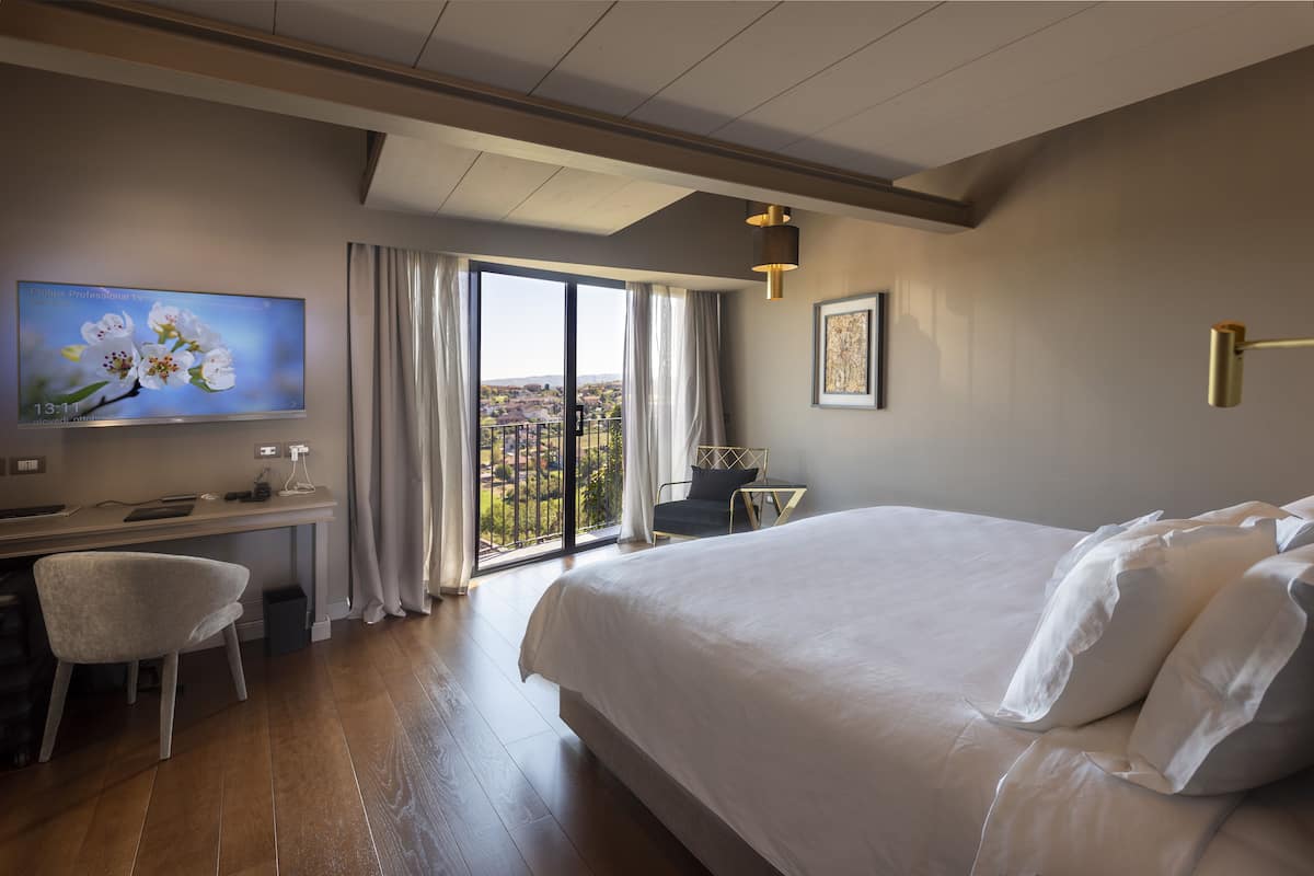 Egyptian cotton sheets, premium bedding, down duvets, minibar