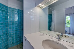 Towels, shampoo, toilet paper