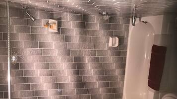 Badkar/dusch, handdukar, tvål och schampo