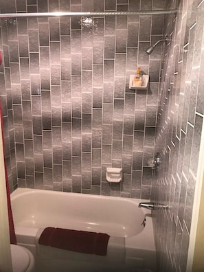 Kombination af bruser/badekar, håndklæder, Sæbe, Shampoo