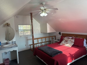 2 bedrooms, WiFi, bed sheets - Room 1- Historic Little Switzerland (Jasper)
