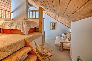 2 bedrooms, desk, iron/ironing board, Internet - Lincoln Condo w/ Amenities + Shuttle to Loon! (Lincoln)