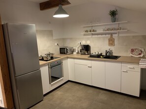 Kjøleskap, mikrobølgeovn, kokeplater og oppvaskmaskin