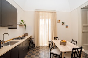 Refrigerador, microondas, placa de cocina, lavavajillas