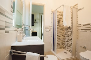 Ducha, secador de pelo, bidet, toallas