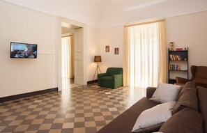 Smart TV, books - HOMES4HOLIDAYS-TEATRO MASSIMO (Catania)