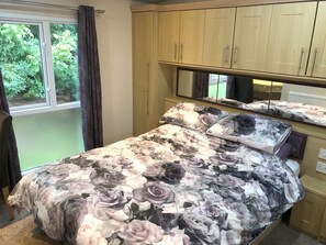 2 bedrooms, iron/ironing board, travel cot, free WiFi - Gold Standard Caravan - SOUTH VIEW PARK (Skegness)