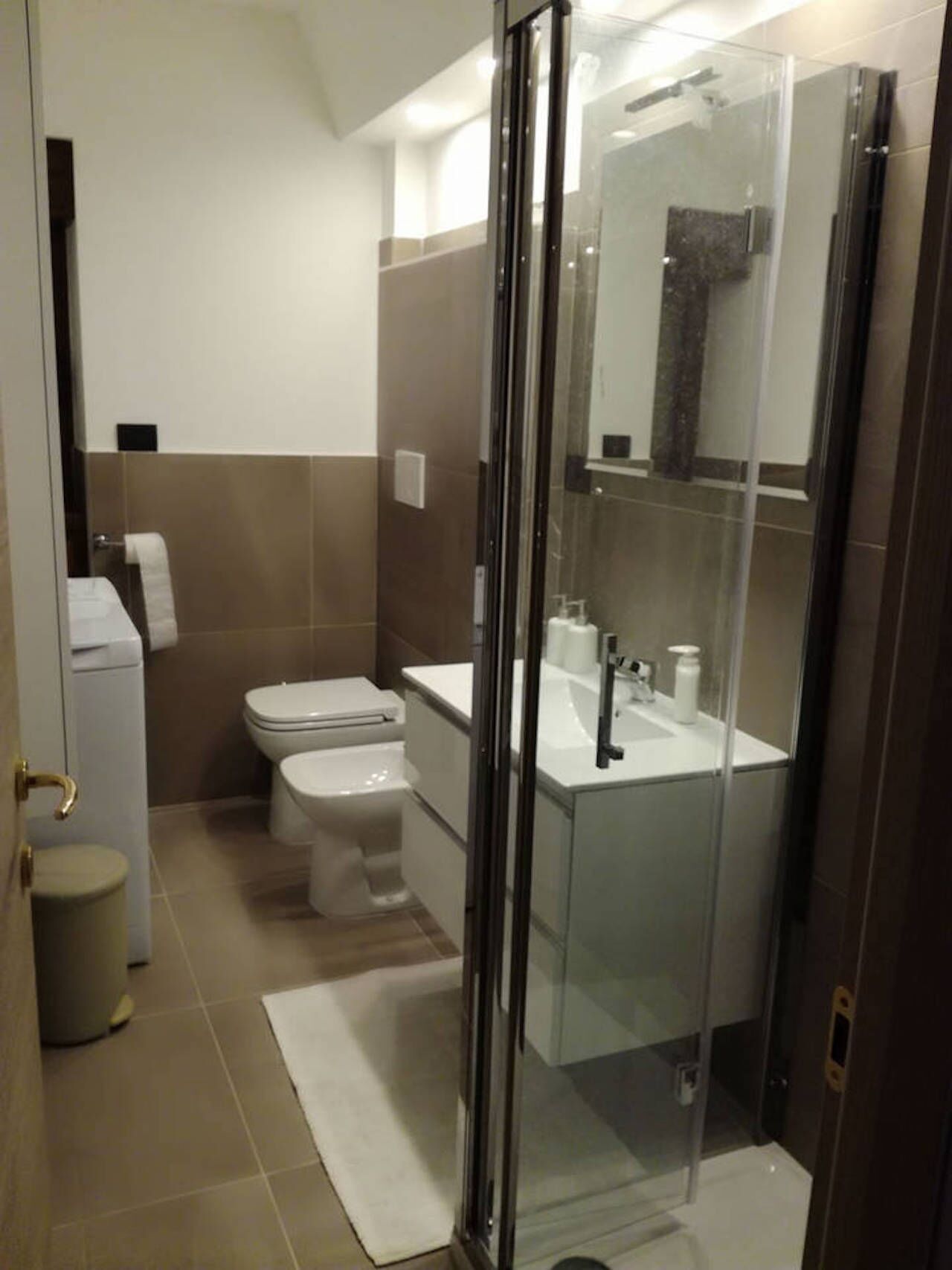 Combined shower/bathtub, hair dryer, bidet, towels