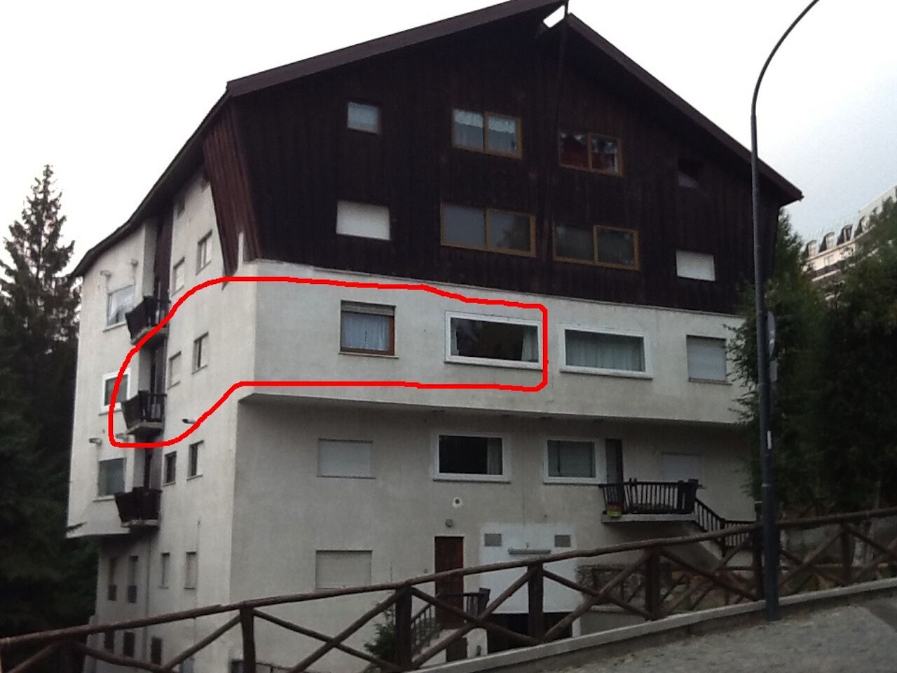 Ein mehrgeschossiges Gebäude mit Balkonen und Fenstern.