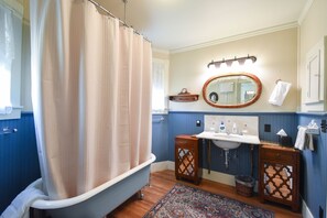 Articles de toilette (gratuits), séchoir à cheveux, peignoirs