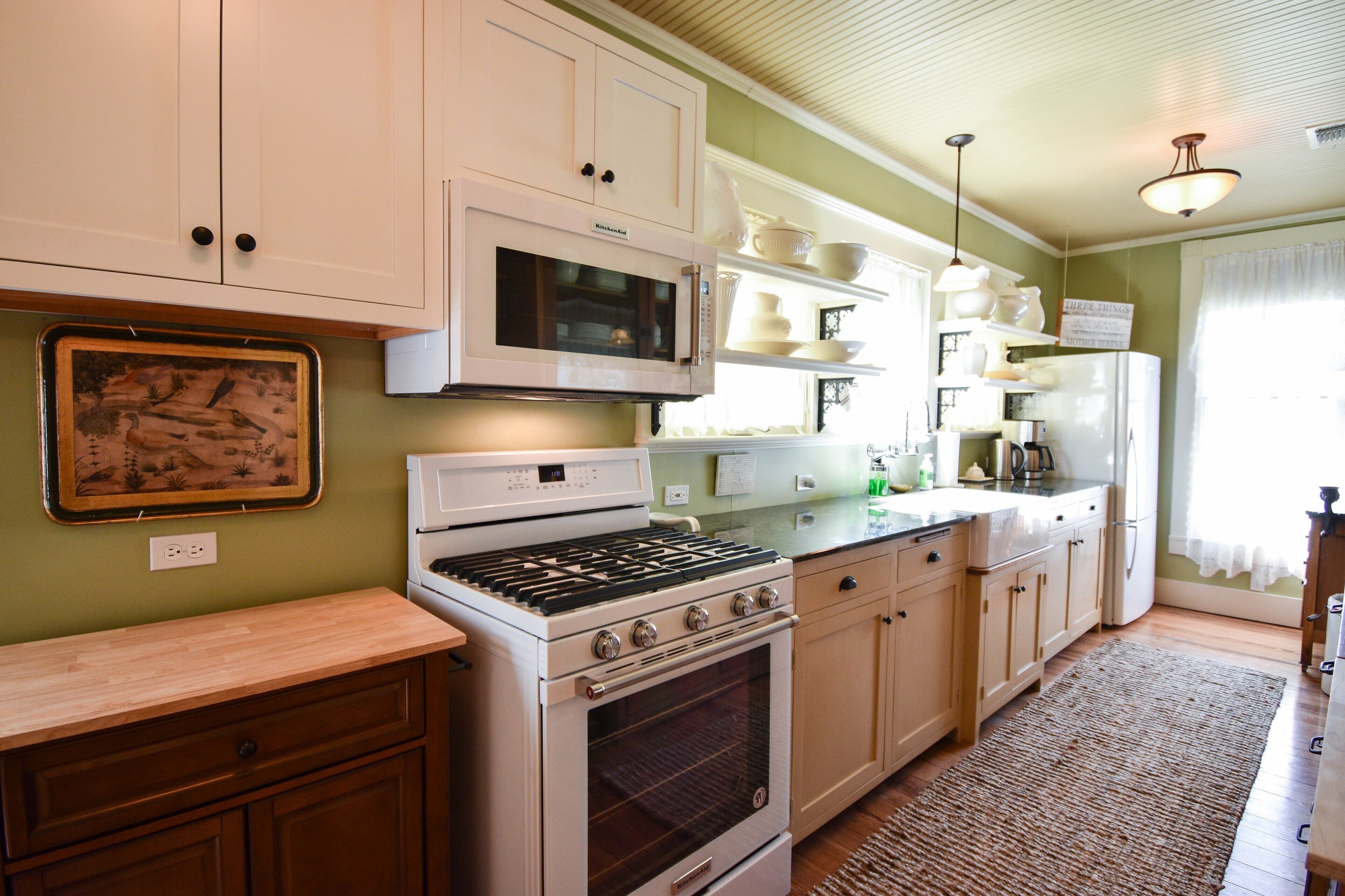 Frigorífico, microondas, placa de cocina y cafetera o tetera