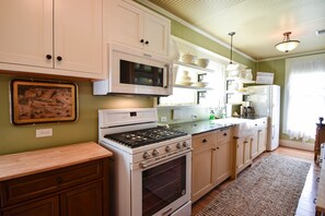 Køleskab, mikrobølgeovn, kogeplade, kaffe-/temaskine