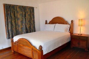 Individually furnished, desk, blackout curtains, bed sheets - Calabash Bight Resort (Roatan)