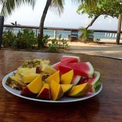 Desayuno con opciones de la cocina local incluido todos los días