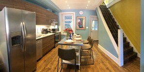 Jääkaappi, mikroaaltouuni, uuni, liesi