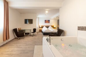 Familien Suite | Minibar, in-room safe, desk, laptop workspace - Hotel in Laisen (Reutlingen)
