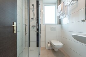 Familienzimmer | Bad | Hårføner, håndklær, såpe og sjampo