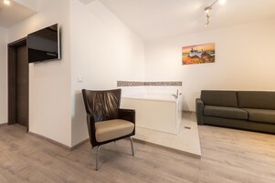 Minibar, caja de seguridad en la habitación y escritorio 