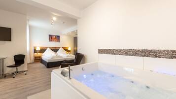 Family Suite | Indoor spa tub