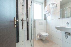 Familienzimmer | Bathroom | Hair dryer, towels, soap, shampoo
