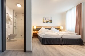 Doppelzimmer | 迷你吧、客房内保险箱、办公桌、笔记本电脑工作区