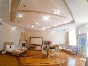 Elite kamer | Lakens van Egyptisch katoen, luxe beddengoed, donsdekens, een minibar