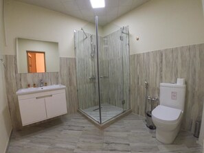 Separate tub and shower, hydromassage showerhead, hair dryer, slippers - Saf Inn Baku Hotel (Baku)