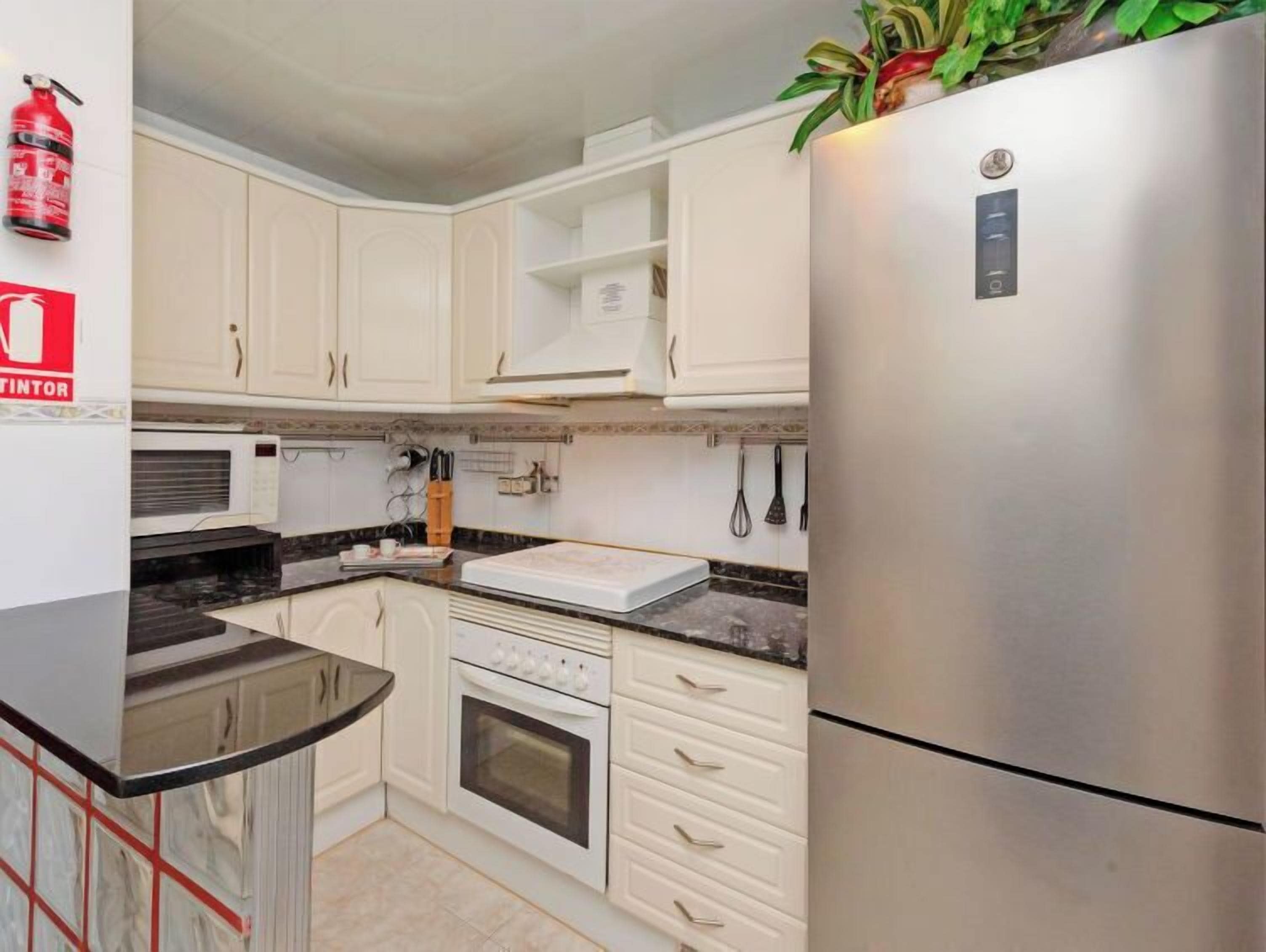 Een koelkast, een microgolfoven, een oven, een vaatwasser