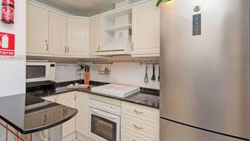 Een koelkast, een microgolfoven, een oven, een vaatwasser