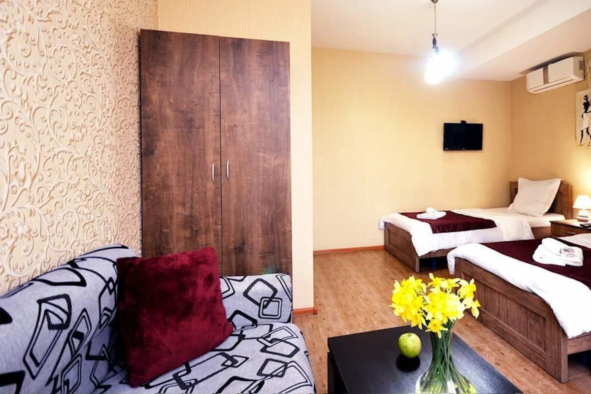 Habitación económica con 1 cama matrimonial o 2 individuales | Insonorización, tabla de planchar con plancha y wifi gratis