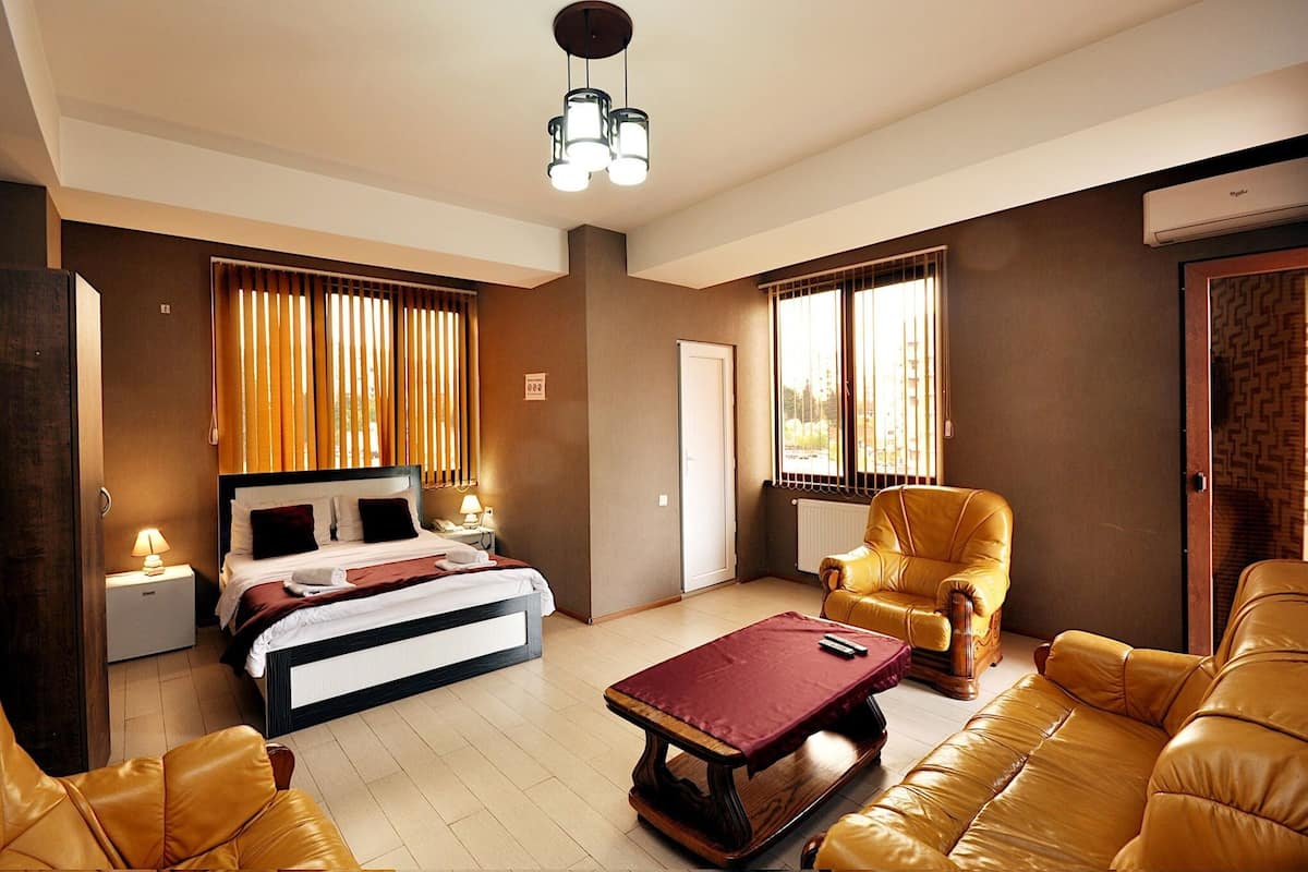 Habitación doble Deluxe, vista a la ciudad | Insonorización, tabla de planchar con plancha y wifi gratis