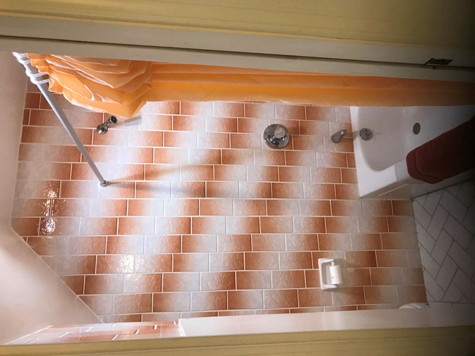 Ensemble douche/baignoire, serviettes fournies, savon, shampoing