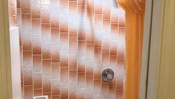 Badkar/dusch, handdukar, tvål och schampo