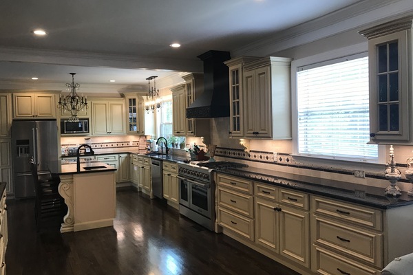 Microwave, dishwasher, coffee/tea maker, cookware/dishes/utensils