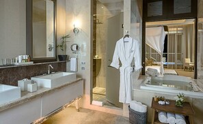 Sèche-cheveux, serviettes fournies, savon, shampoing