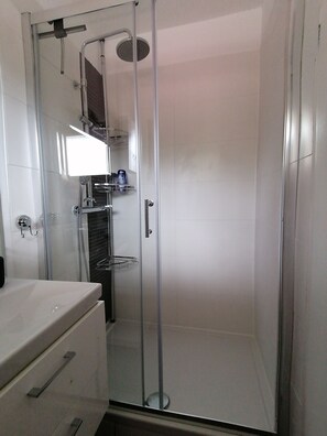 Dusche, Haartrockner, Handtücher, Seife