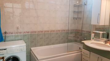 Baignoire, sĂšche-cheveux, bidet, savon