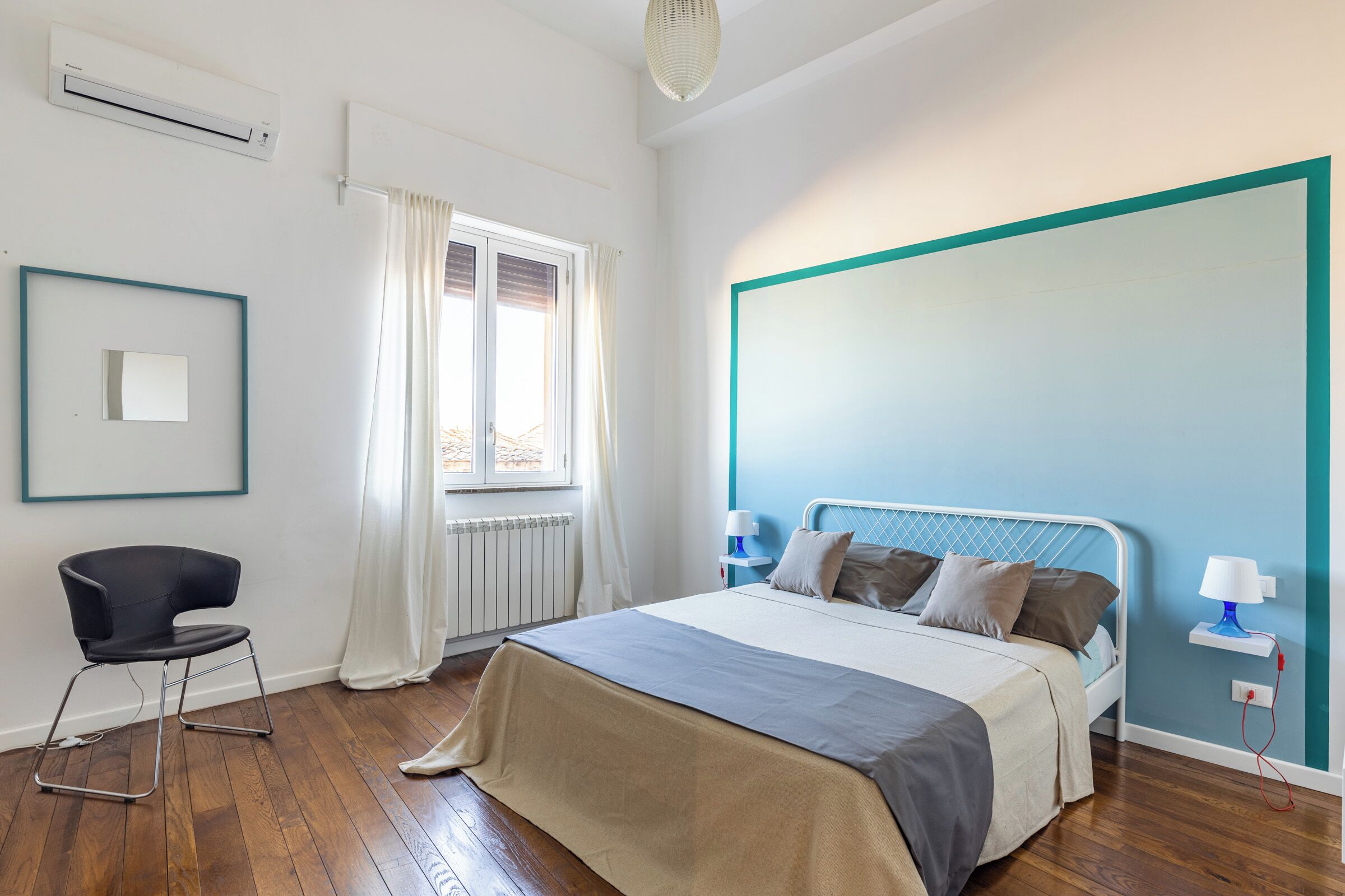 4 camere, una scrivania, ferro/asse da stiro, culla da viaggio
