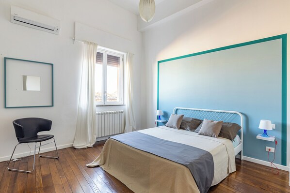4 chambres, bureau, fer et planche à repasser, lit de bébé portatif