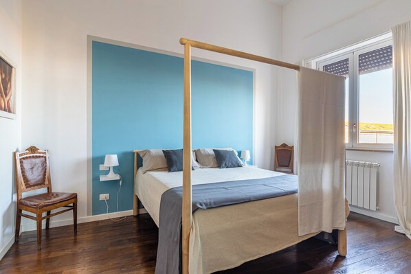 4 chambres, bureau, fer et planche à repasser, lit parapluie