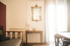 4 chambres, bureau, fer et planche à repasser, lit parapluie