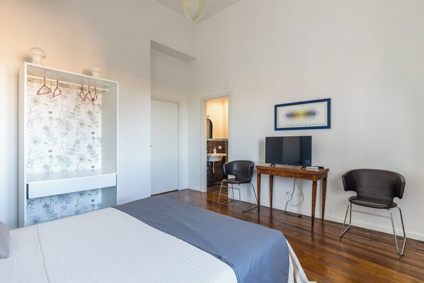 4 bedrooms, desk, iron/ironing board, travel cot