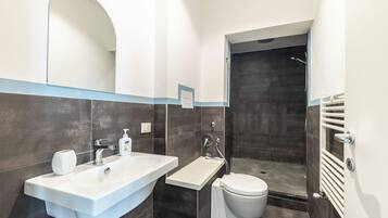 Combinazione doccia/vasca, asciugacapelli, bidet, asciugamani