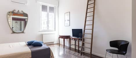 4 Schlafzimmer, Schreibtisch, Bügeleisen/Bügelbrett, Reisekinderbett